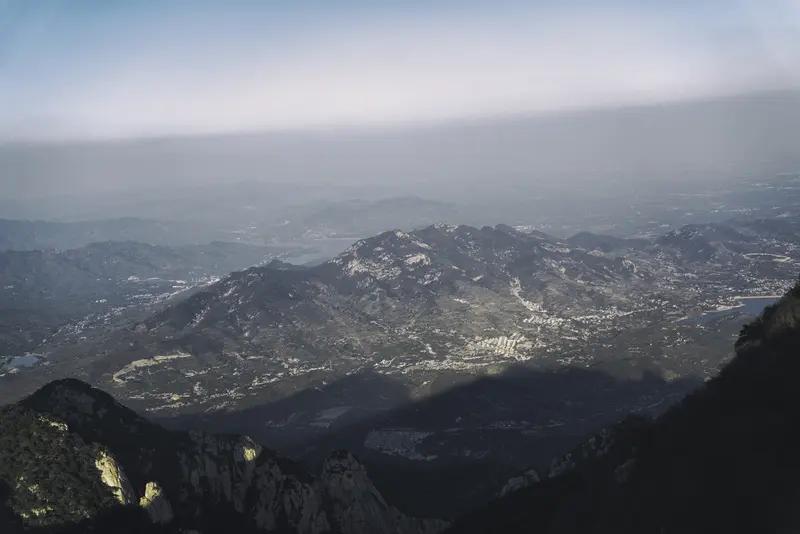 黄山、泰山、华山各有千秋，选哪个得看个人喜好。偏爱奇景的，黄山是首选。它有“天
