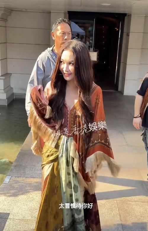 温碧霞和老公怎么看起来不像一个年纪，像爷爷和孙女…​​​
