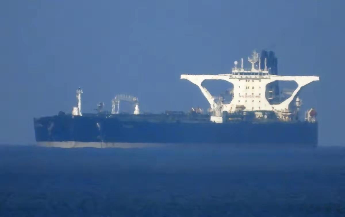 遇到横的，美国就软了！“贝拉1号”油轮给全世界打样：美军就是纸老虎当地时间24日