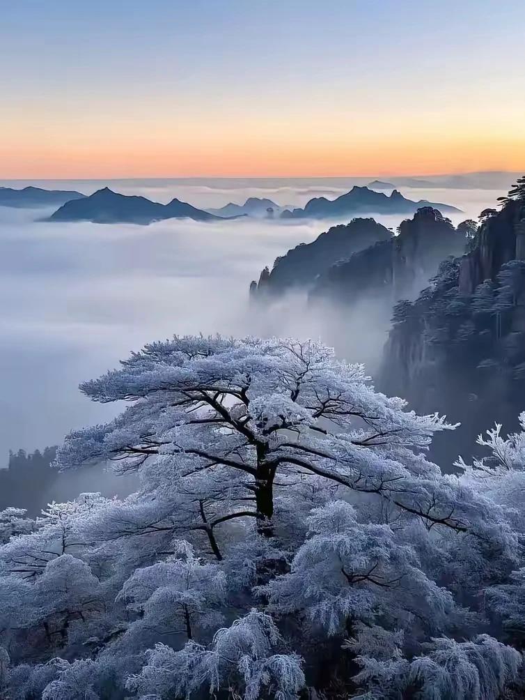 上联：帘卷山光诗画里下联：山峦重叠云雾中