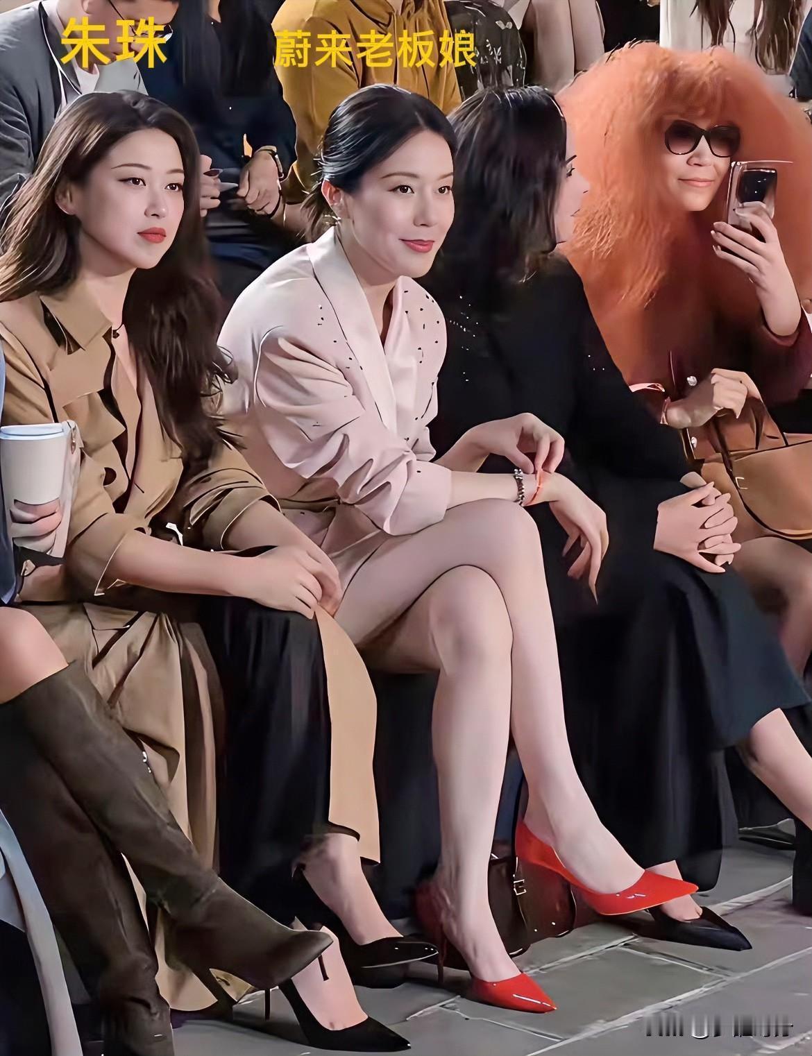 永远不要怀疑豪门的眼光发现没？就算是和大明星朱珠坐一起，蔚来老板娘王屹芝