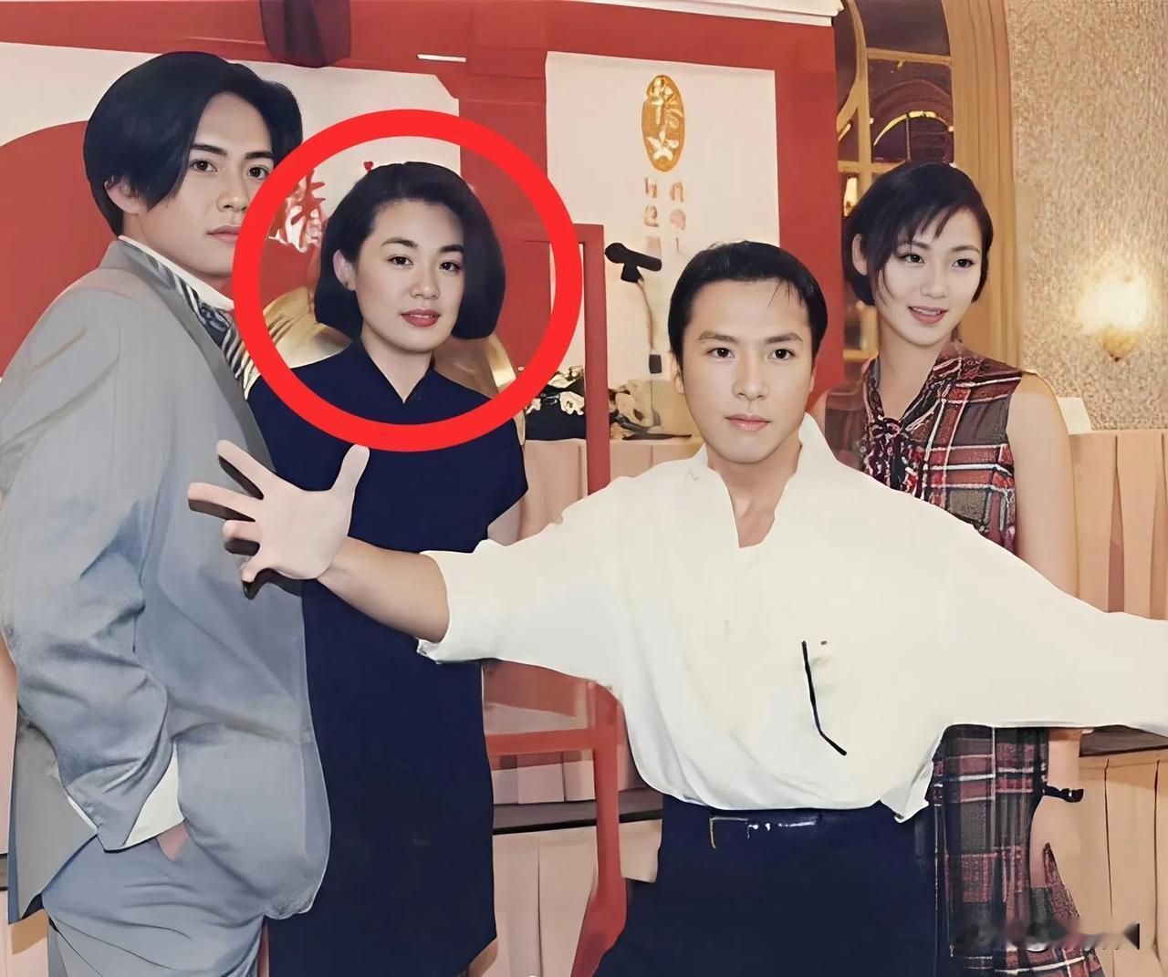 当年33岁丛珊的也算是熟女中的精品了，浑身散发着成熟女演员的魅力。面容清秀耐看