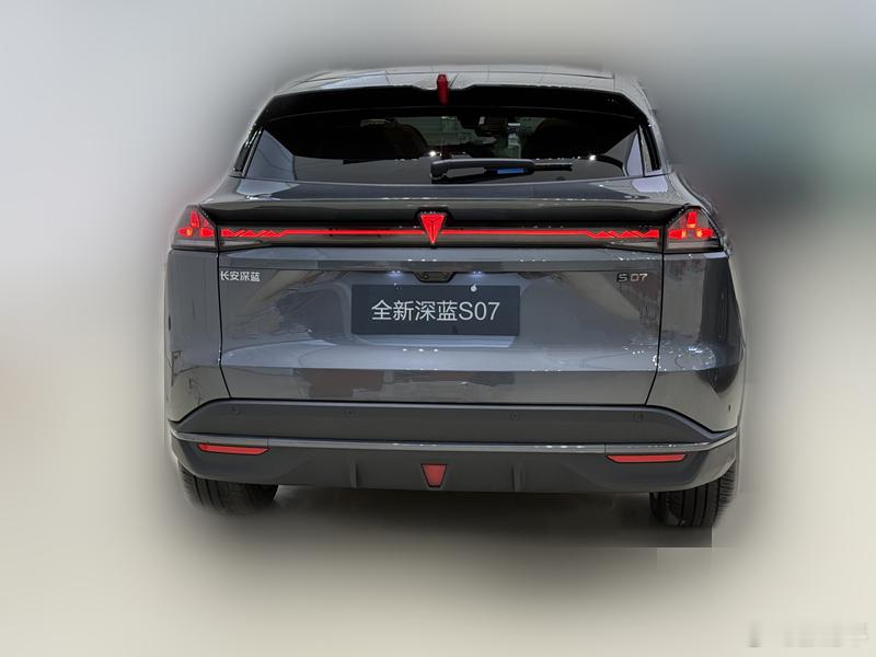 深蓝S07销售反馈：1，这家店算上首次邀约和二次进店，一天也就4-5组客流，周末