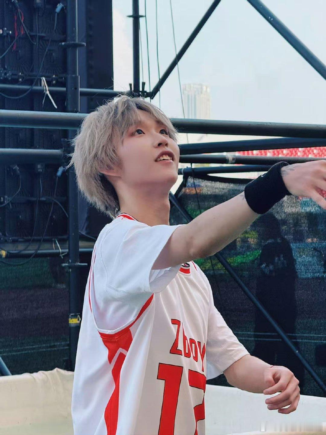 吒宝被火龙果咬了火龙果与吒宝的“恩怨情仇‘’委屈小表情瞬间圈粉，太讨人喜欢了！