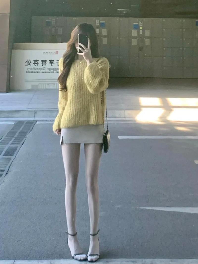 纤纤玉手拂云烟，轻纱薄衫映秋千。