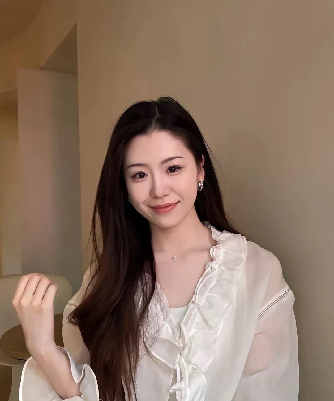 玉人如花，笑靥如春。