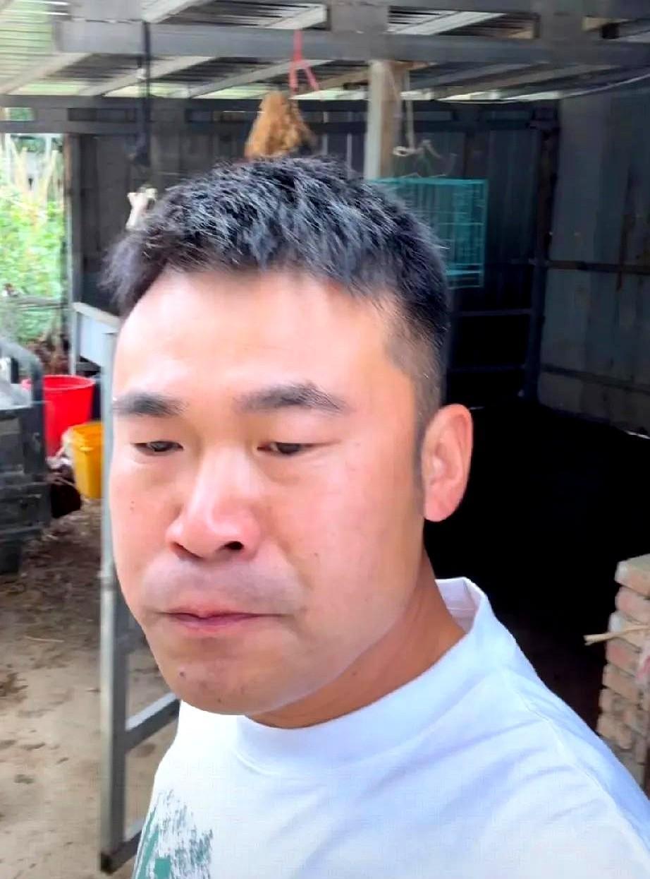 二婚阿杜黄瓜吃不完喂猪！阿杜把继父的角色表现得淋漓尽致！之前瑶瑶要吃黄瓜，阿