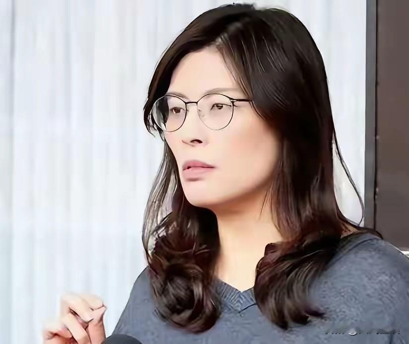 海峡两岸都不希望她去美国。可她心里就是不听。非要去趟这次浑水，怎么样？到了美国了
