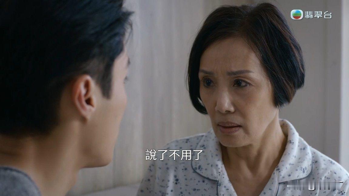 咱就是说这位TVB老戏骨也太低调了吧！今年悄悄离巢后直接回中山养老，被网友拍到独