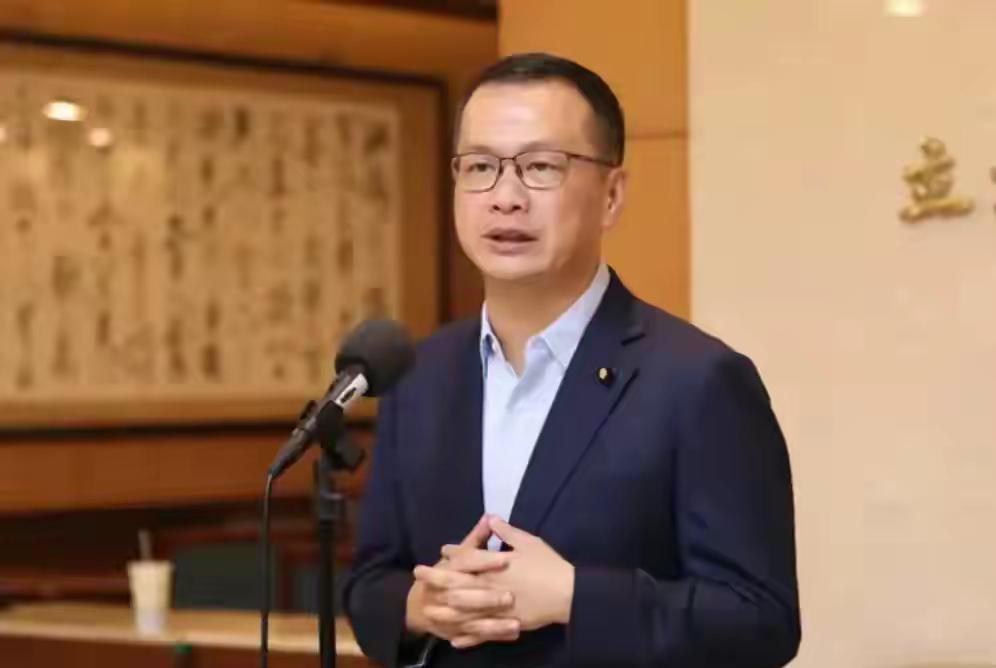 神经！你以为是谁呢？！日前，台岛国民党主席候选人罗智强接受专访时妄称，每次大陆