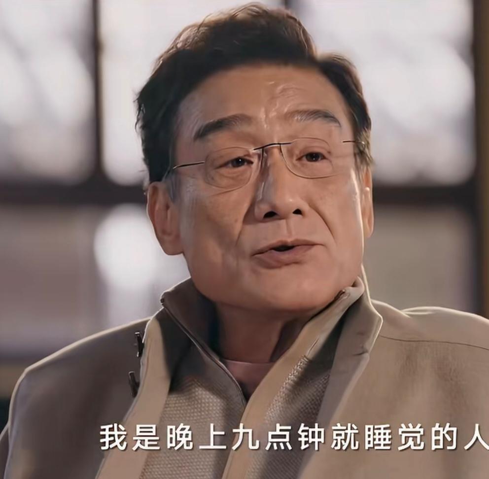 梁家辉:“如果不工作在家里的话，我是晚上九点钟就睡觉的人，第二天四点钟就起床，先
