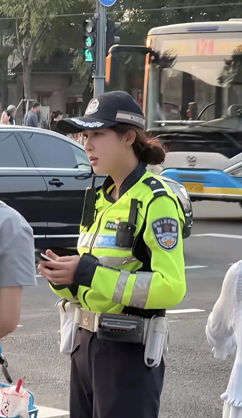 美女交警撞脸杨紫，这也太像了吧？
