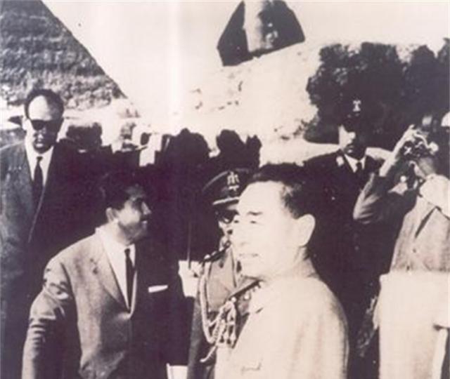 1963年底，周总理访问埃及，在总统举行的招待会上，一位当地情报高官趁周总理面前