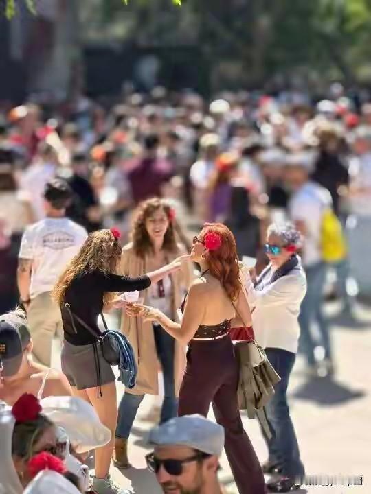 我第一次到西班牙，站在马德里太阳门广场，差点以为自己飞错了地方。满大街黑头发