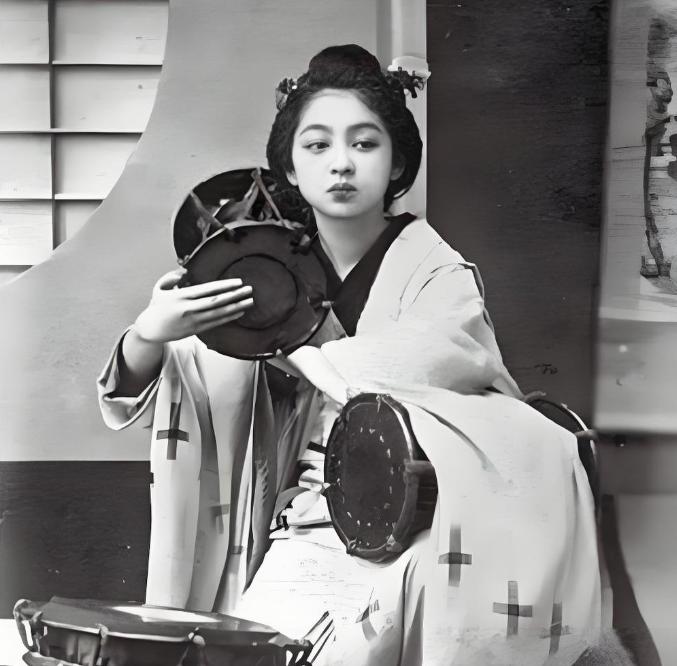 这位土匪头子在一怒之下，真的抢了一个日本女人拉回山寨当山寨夫人，等兄弟们玩够了以