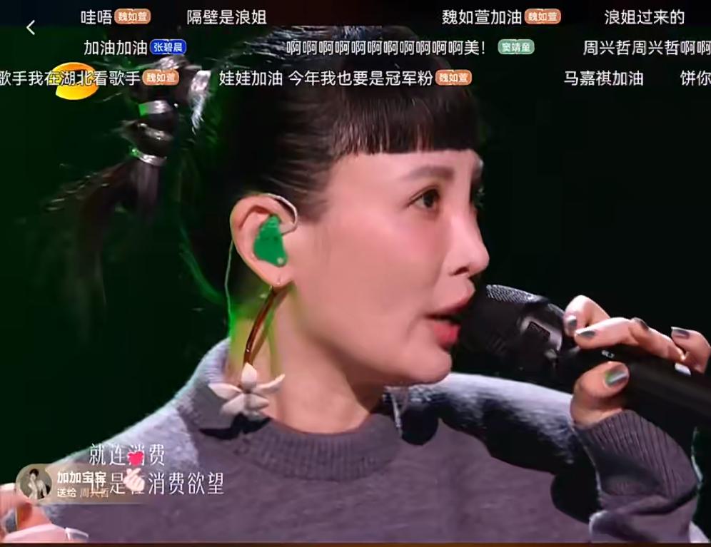 魏如萱第一个上场，感觉有点不妙。不知道是不是因为太紧张了。她的声音比较小，伴