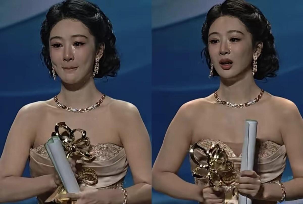 杨紫这一哭，把三年的憋屈全冲走了你看她在台上哭得妆都花了，话都说不囫囵。很多