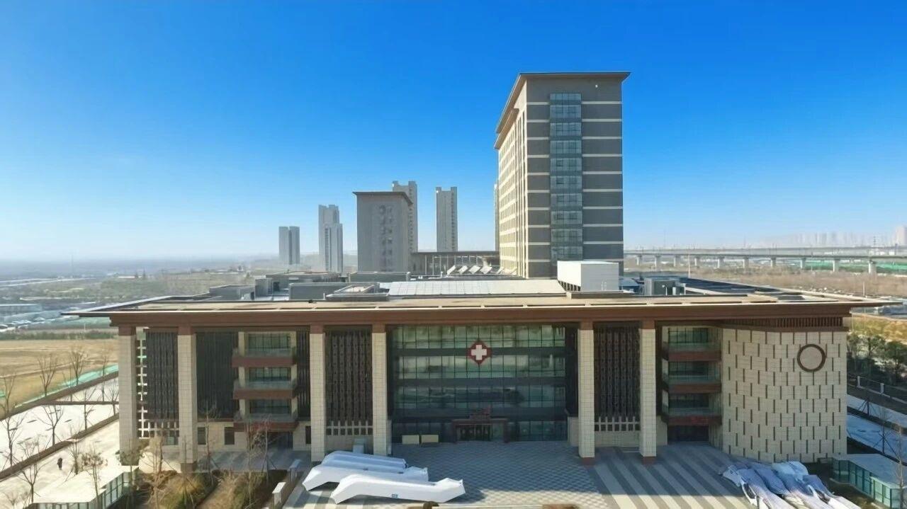 近日，在陕西省中医药研究院项目施工现场，项目建设者正在全力推进复工生产...