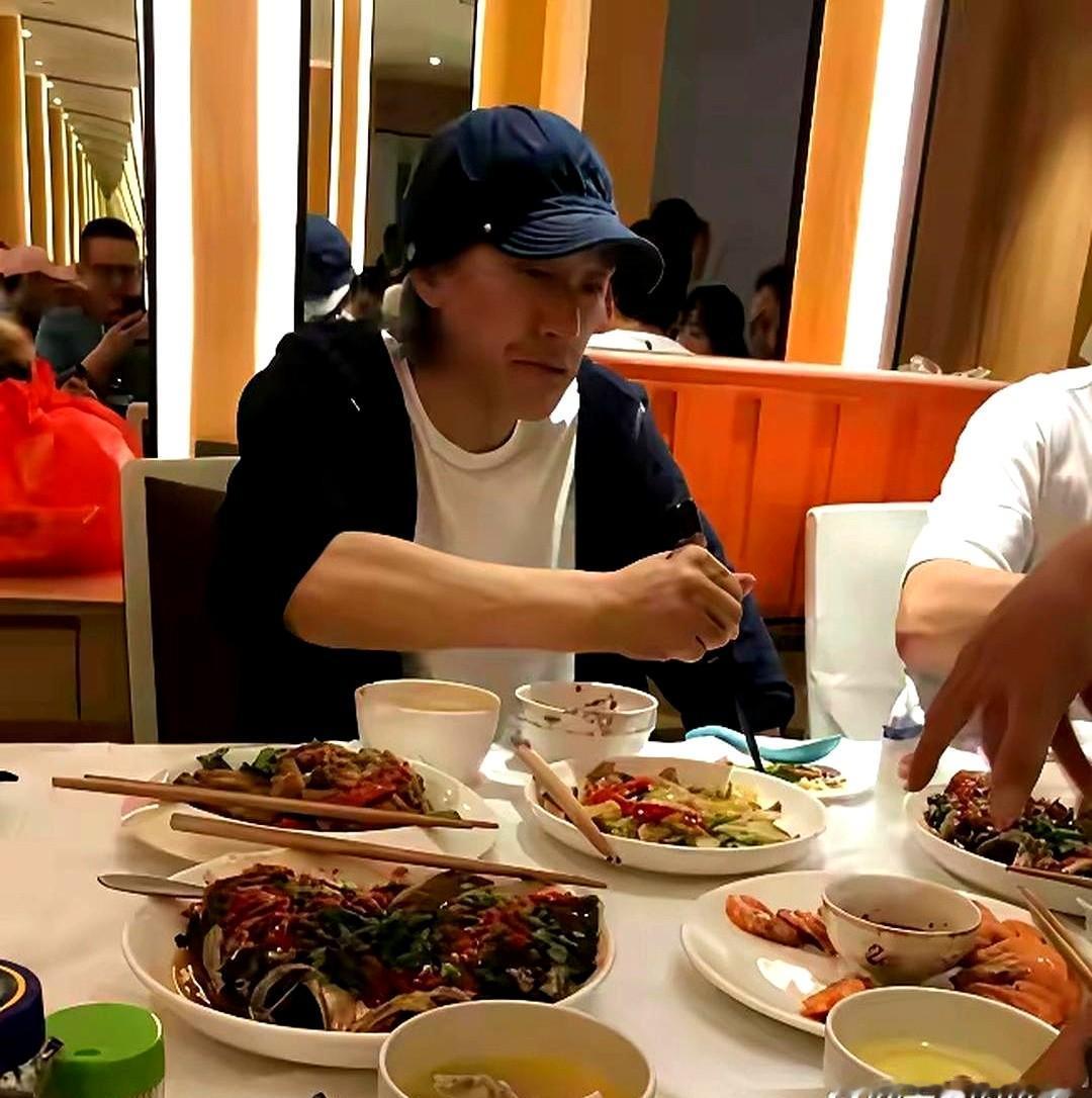 真正熟到骨子里的人，饭桌上往往最安静。刘嘉玲最近提起，周星驰去梁朝伟家吃饭，几