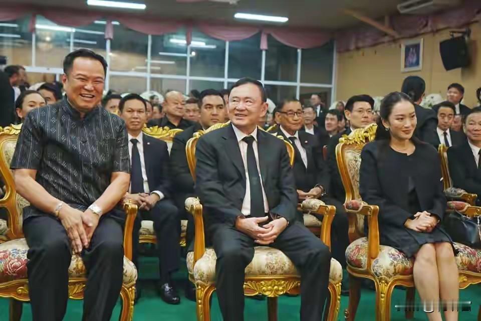 泰国总理阿努廷，在乌汶府为泰党元老克里昂的追悼会上遇见他信。克里昂曾经担任副内