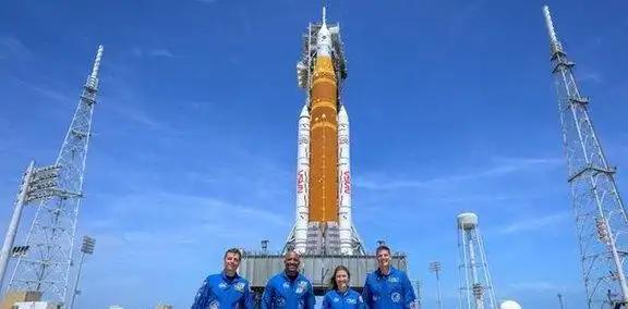 美国这次丢人了。美国搞了个大动静，把宇航员又送去了月球。但仔细一看，原来是“只绕