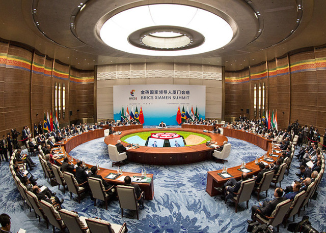 中国将于2027年接任金砖主席国，主办金砖国家领导人第十九次会晤，中方愿同各方凝聚共识，开启金砖合作