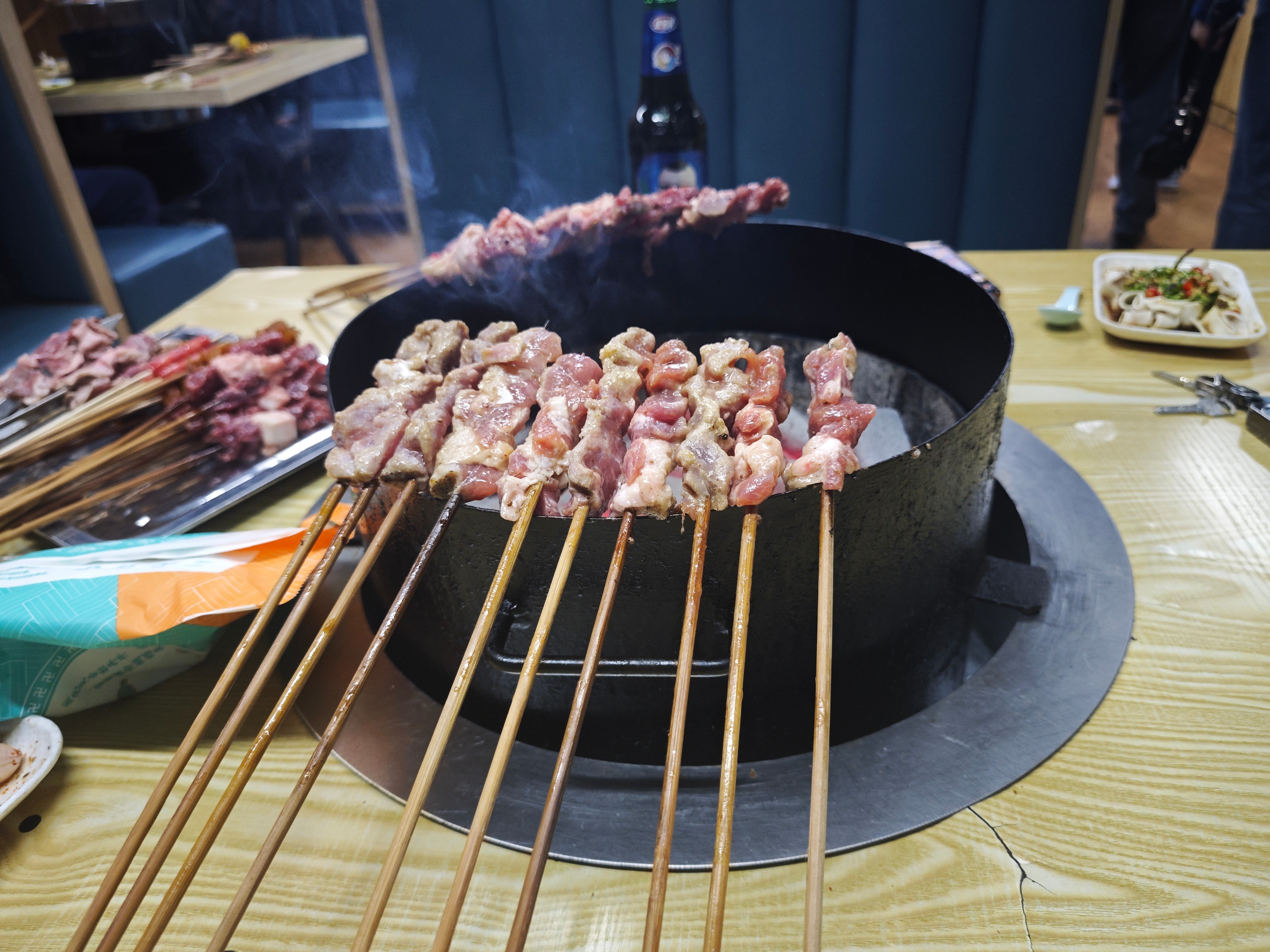 东北的烧烤，小肉串，香！​​​