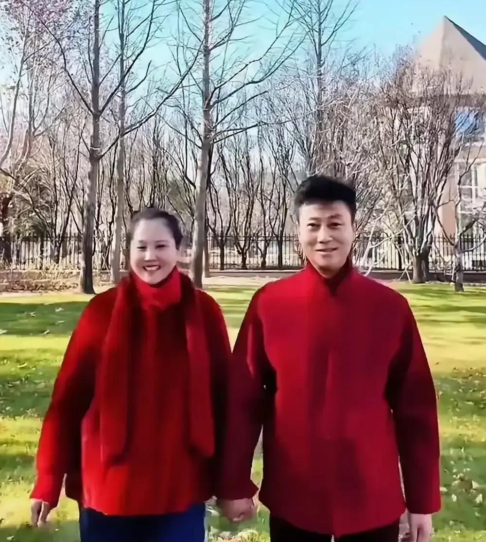 谁敢信台上吼着《当兵的人》的少将，私底下竟然是个半夜给老婆热牛奶的“超级奶爸”？