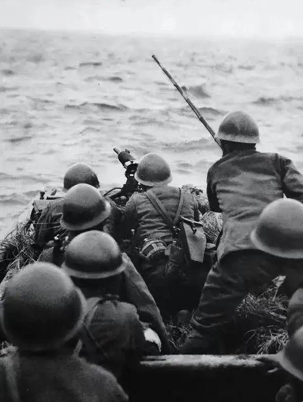 1942年，一位渔夫载着16名日军渡江。突然，他毫无征兆的撤下船桨，朝着江面纵身