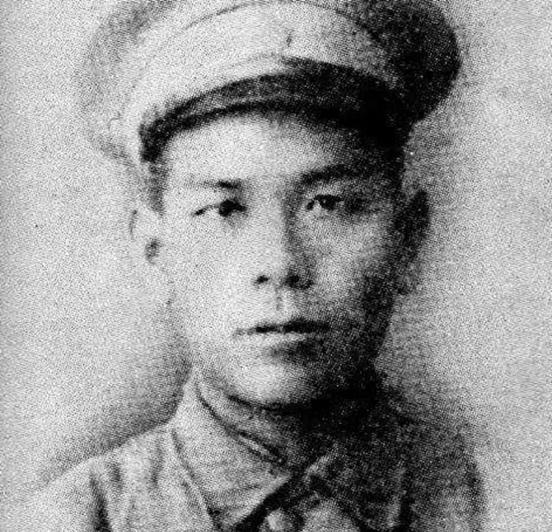1959年12月14日，中南海西花厅。周恩来总理走到一排人面前，与他们逐一握