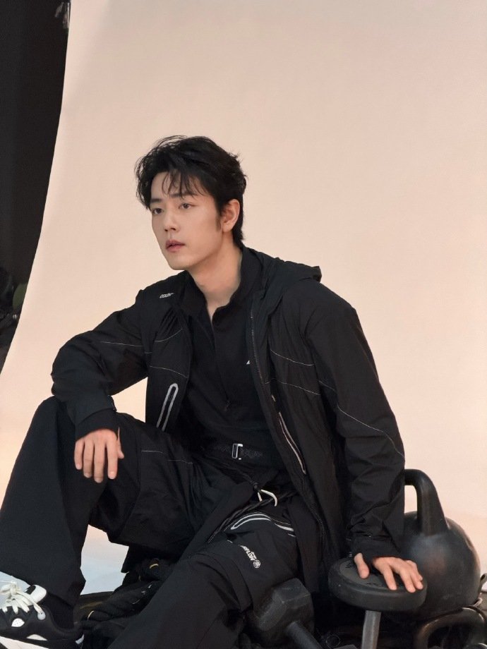 全黑的肖战风掠过镜头定格此刻的肖战全黑的肖战，风掠过镜头定格此刻的肖战，谁