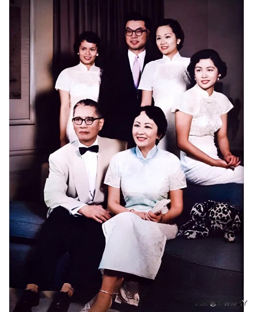 这张照片展现出了宋子文与他的美貌夫人张乐怡和三个女儿及大女婿上世纪50年代在美国
