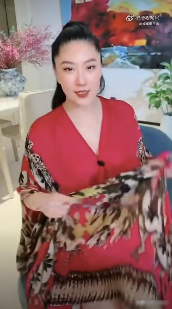 谢霆锋演唱会，全网都在等Coco现身，她直接在直播间摊牌：我没接到他的邀请诶。说完还补一句：小心点，