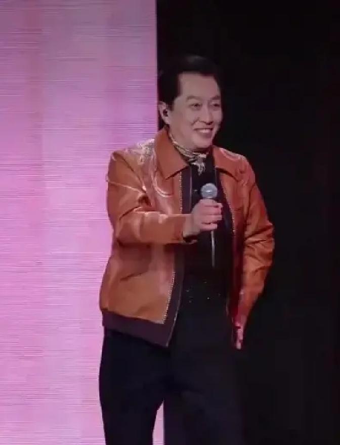 70岁的唐国强，一身AlexanderMcQueen橙红皮衣亮相央视，这反差够