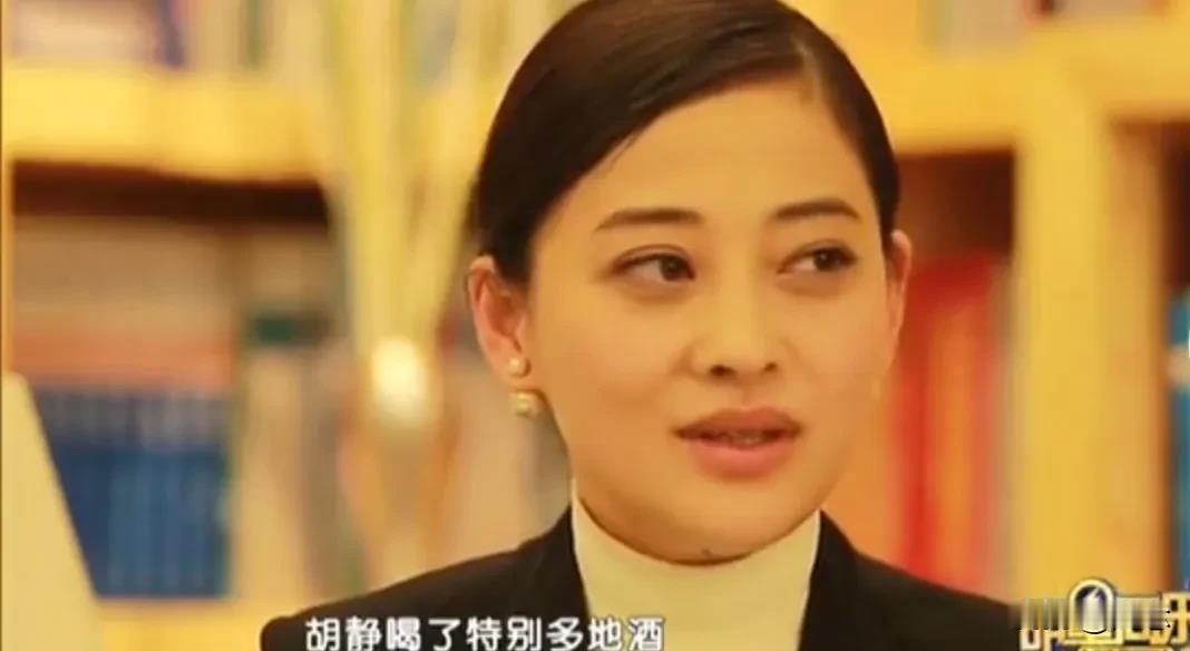 演员梅婷说：“我结婚是在剧场里，胡静和她老公都来了，我记得那天晚上，她喝了特别多