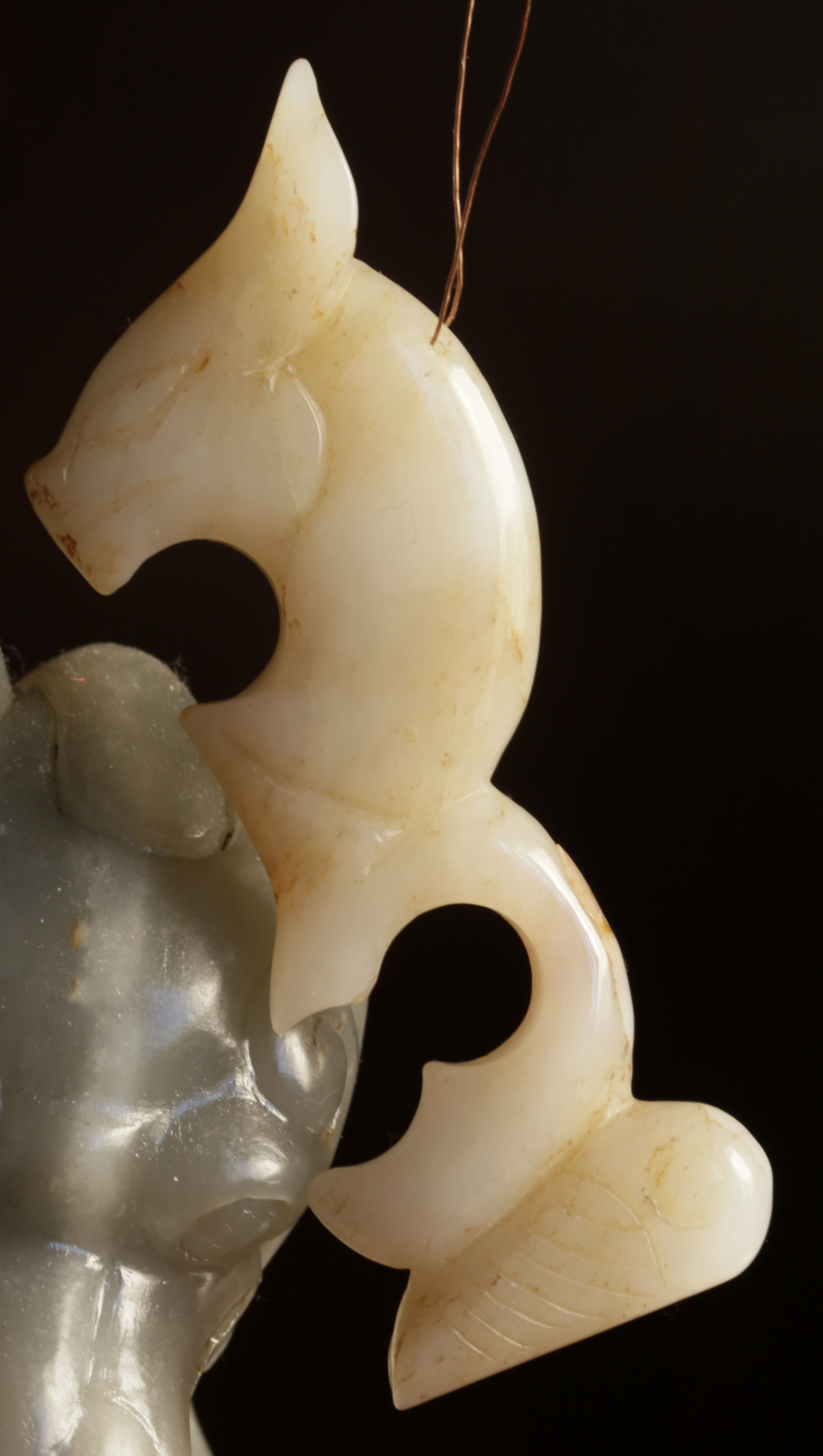 红山文化.白玉浮雕蝉纹龙型珮一件（第2件）尺寸：重50克。尺寸见烟标对比。品相