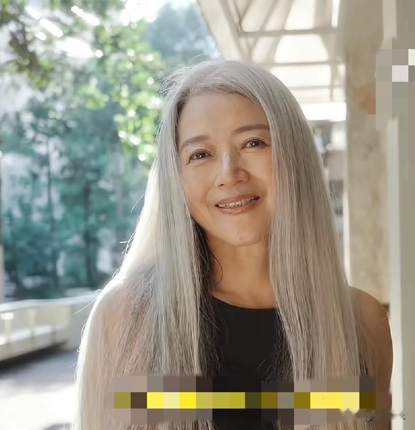 近日，武汉一位60后女士“红姐”，凭借独特的“白长直”形象走红网络，多条视频播放