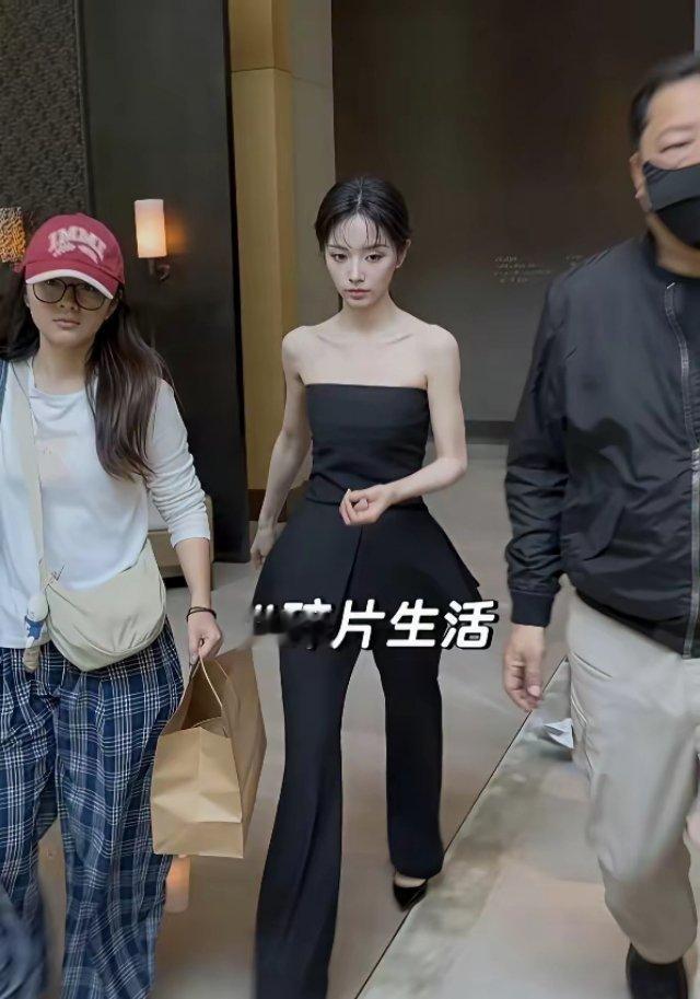 田曦薇这是要走宋祖儿的路子吗？最新品牌活动路透，直接瘦脱相了，大头娃娃既视感，给