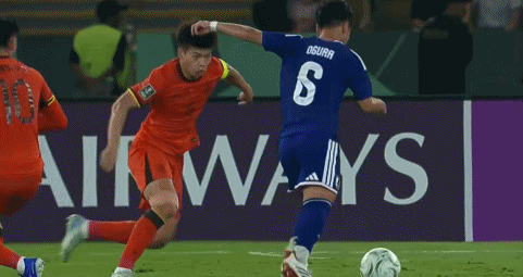 王钰栋低级失误！媒体人集体怒批：基本功太差，再不出去就晚了在2026年U23亚