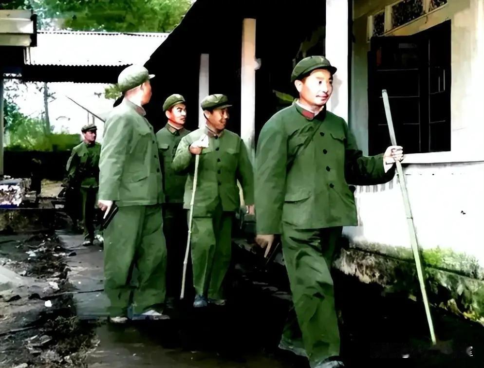 1979年对越反击战，有一张特别拉风的照片让人印象深刻。55军副军长李宏垠拿着手