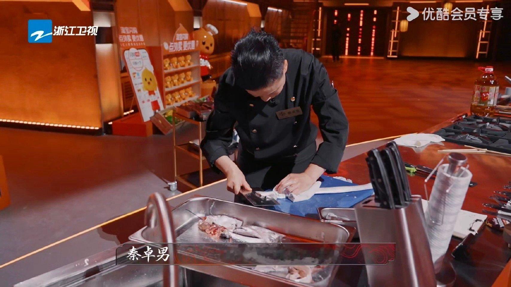 吃货的终极梦想就是连吃带鱼都不用吐刺！感谢节目和秦卓男，让我们见识了带鱼去骨的神