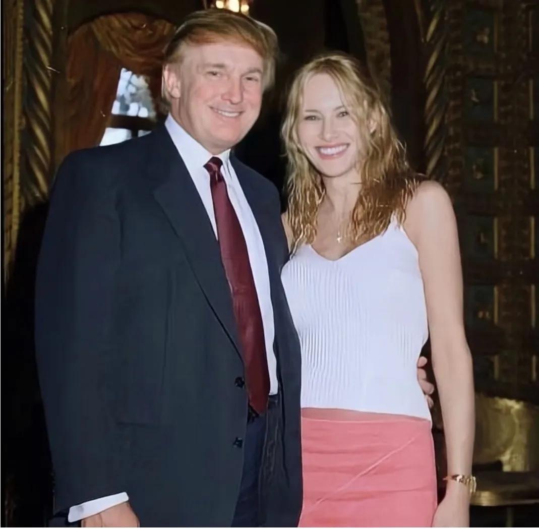 特朗普这两天估计挺上火。他跟梅拉尼娅那段传了快三十年的“派对偶遇”佳话，直接被一