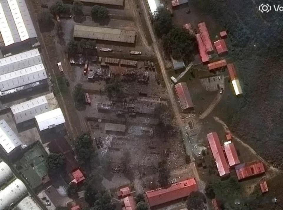 一位宣称效忠于马杜罗的守卫接受了采访。当被问到是否有人对不明攻击进行抵抗时，这位