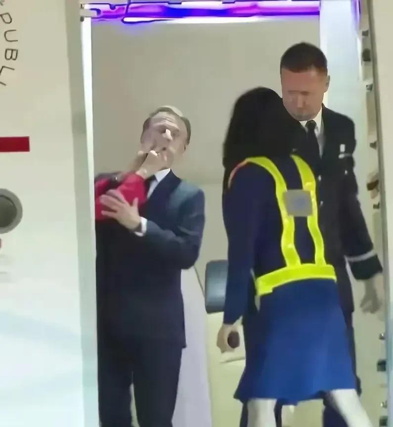 法国总统马克龙这两张照片很有意思，对比一下，不禁让人哈哈大笑。去越南的时候带着