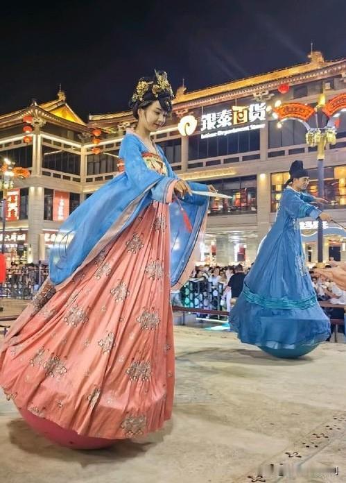 2025年国庆期间，西安大唐不夜城“不倒翁小姐姐”冯佳晨正式复出，以全新胡璇舞姬