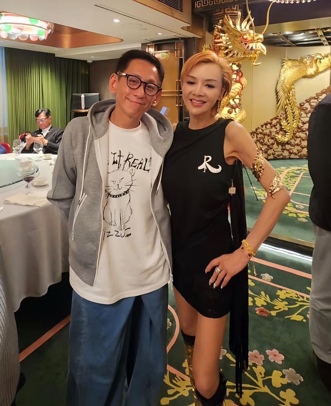 59岁叶子楣参加晚宴，打扮得一言难尽，一双金色长筒靴太丑了，金发也很难看，给人一