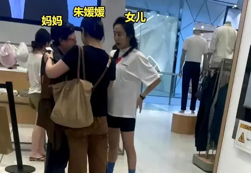 朱媛媛与老公辛柏青、女儿早前在澳洲逛街的照片，她的女儿都16岁了，比朱媛媛高一头