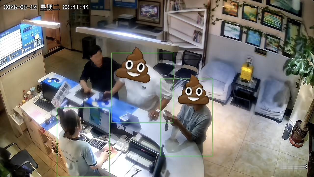 近日山东济南，一男子带着一名女子去开房，女子拒绝登记，前台工作人员告知不登记不允