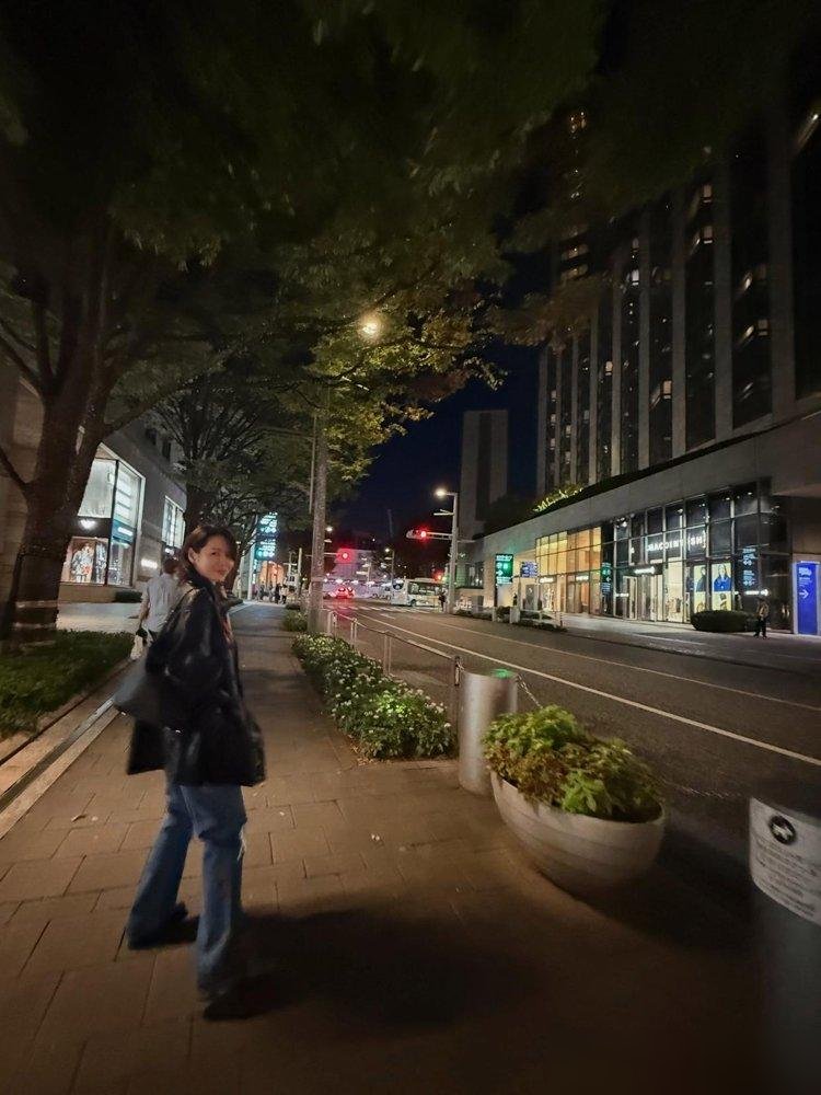 42岁孙艺珍在东京夜市排队点餐，旁边3岁儿子把手伸进她袖子里，玄彬在后面推着婴儿车。没有保镖，没有清
