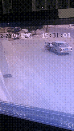 这哥们做梦也没有想到，这阵风刮的这么大，会把自己的钱都刮走了，反复看了好几遍，都